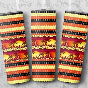 Puede incluir: Tres vasos de acero inoxidable con un diseño de puesta de sol tropical. El diseño presenta palmeras, flores y una puesta de sol con colores naranja, amarillo y rojo. Los vasos tienen un patrón de rayas negras y naranjas con lunares blancos.