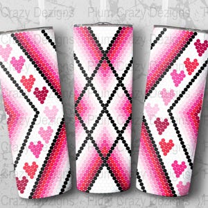 Puede incluir: Tres vasos de acero inoxidable con un patrón geométrico rosa y negro con corazones. El patrón está formado por pequeños círculos en tonos de rosa y negro.