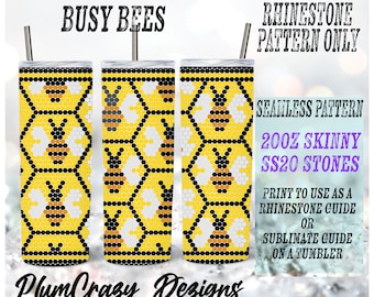 Könnte beinhalten: Drei 20oz Skinny-Becher mit einem gelb-schwarzen Wabenmuster mit Bienenmotiven. Die Becher haben einen Edelstahlstrohhalm und den Text "BUSY BEES" und "RHINESTONE PATTERN ONLY". Das Design ist nahtlos.