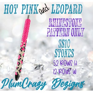 Puede incluir: Un dise&ntilde;o de patr&oacute;n de pedrer&iacute;a para un bol&iacute;grafo, con estampado de leopardo rosa intenso. El patr&oacute;n est&aacute; hecho con piedras SS10 y mide 52 filas de alto y 12 filas de ancho. El dise&ntilde;o se llama "Plum Crazy Dezigns".