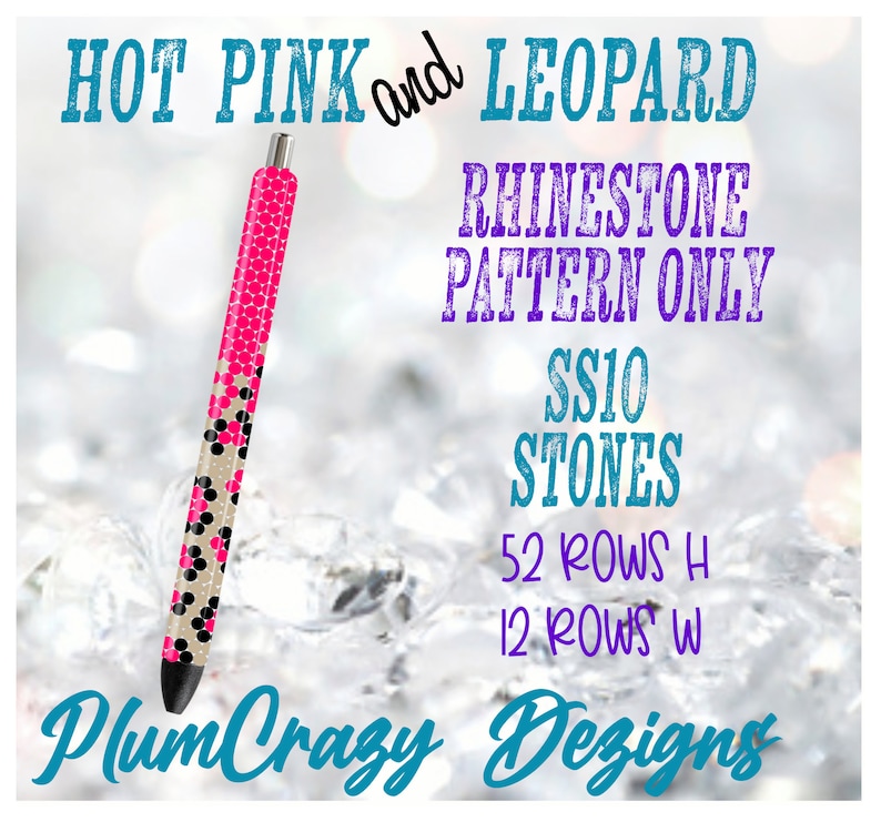 Puede incluir: Un dise&ntilde;o de patr&oacute;n de pedrer&iacute;a para un bol&iacute;grafo, con estampado de leopardo rosa intenso. El patr&oacute;n est&aacute; hecho con piedras SS10 y mide 52 filas de alto y 12 filas de ancho. El dise&ntilde;o se llama "Plum Crazy Dezigns".