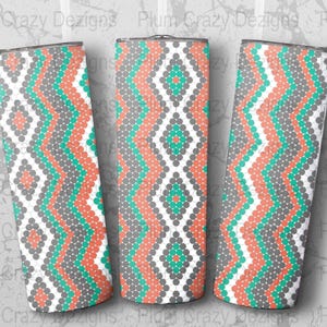 Puede incluir: Tres vasos de acero inoxidable con un patrón geométrico en tonos grises, turquesa y coral. El patrón está formado por pequeños círculos dispuestos en forma de diamante.