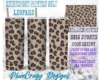 Può includere: Un modello di download digitale per un design a stampa leopardata. Il modello è progettato per essere utilizzato come guida per posizionare strass su un tumbler skinny da 20 oz. Il modello è senza cuciture e utilizza strass di dimensione SS16.