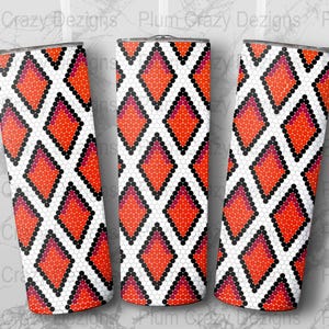 Puede incluir: Tres vasos de acero inoxidable con fondo blanco y un patrón repetido de rombos rojos y negros. Los rombos están formados por círculos más pequeños.