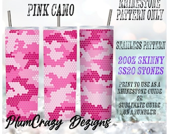 Könnte beinhalten: Ein digitaler Download eines pinkfarbenen Camouflage-Musters für einen 20oz Skinny Tumbler. Das Muster ist nahtlos und kann als Strass-Vorlage oder Sublimationsvorlage verwendet werden. Der Text "PINK CAMO" und "Plum Crazy Dezigns" ist im Bild enthalten.