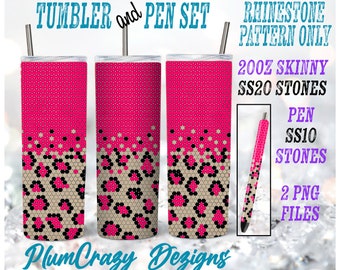 Puede incluir: Diseño de patrón de pedrería para un vaso delgado de 20 onzas y un bolígrafo. El diseño presenta un estampado de leopardo rosa y beige. El texto "TUMBLER and PEN SET" y "RHINESTONE PATTERN ONLY" está incluido en la imagen. El texto "20OZ SKINNY SS20 STONES" y "PEN SS10 STONES" también está incluido en la imagen. El texto "2 PNG FILES" está incluido en la imagen.