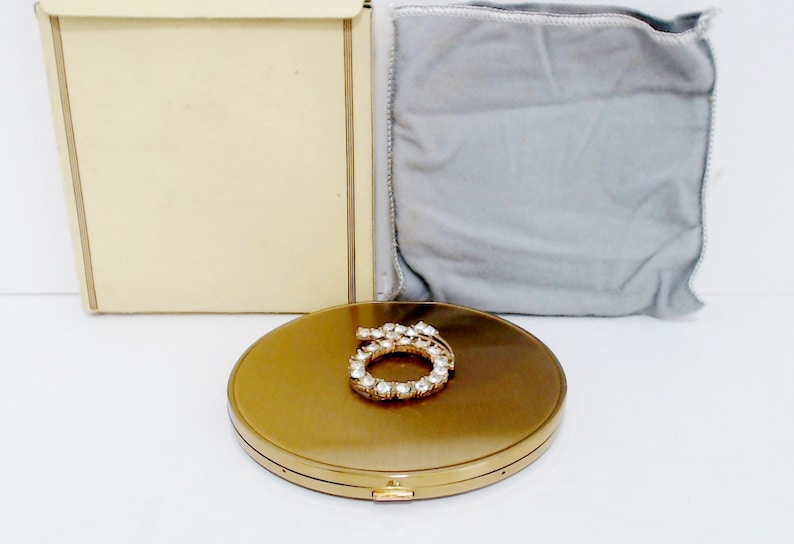 Superb USA Powder Compact Jeweled Case Unused Puff Signed National Art Fifth Avenue Crystal Rhinestone Lid Design Original Box Excellent