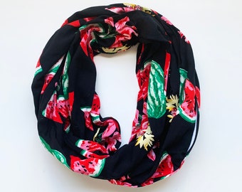 Écharpe Infinity avec poche de sécurité cachée pour les objets de valeur.  Noir avec Watermelon Print 100% Cotton Infinity Scarf.  Cadeau pour maman