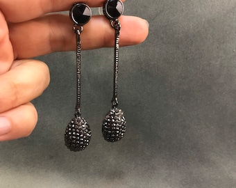 Orecchini pendenti in cristallo Art Déco: vetro nero e argento antico