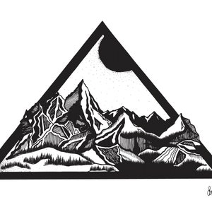 Peut inclure: Illustration en noir et blanc d'un paysage de montagne. L'image représente une chaîne de montagnes dans un triangle noir, avec un croissant de lune et des étoiles. L'œuvre est signée en bas à droite.