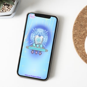 Puede incluir: Un teléfono inteligente que muestra una ilustración digital azul y blanca de un cofre con una barra azul brillante y tres gemas moradas. El texto "instkr.cc/TheIgnoredNinja" está en la parte inferior de la pantalla.