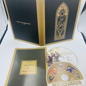 Può includere: Un cofanetto dorato e nero per il videogioco Drag-On Dragoon. Il cofanetto include un disco Blu-ray con film storici e un CD con musica chiptune. Il cofanetto include anche un libretto con informazioni sul gioco.