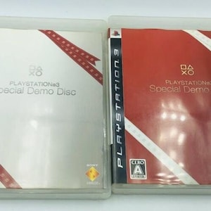 Peut inclure: Deux boîtiers de jeu PlayStation 3 Special Demo Disc. L'un a une couverture blanche avec des accents de ruban rouge, l'autre a une couverture rouge. Les deux boîtiers présentent le logo PlayStation 3 et le texte "Special Demo Disc".
