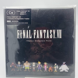 Puede incluir: Un CD de Final Fantasy VII Rebirth Chiptune Arrangement Tracks. La portada del CD es negra con el título del juego en blanco. La parte inferior presenta pequeñas figuras de personajes. La esquina superior izquierda tiene una etiqueta en blanco y negro con texto japonés.