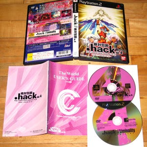 Puede incluir: Un set de videojuego para PlayStation 2 de .hack//Vol. 4, que incluye la caja con carátula, un manual de usuario y dos discos. La carátula muestra personajes de anime y el texto .hack//Vol. 4. Los discos son de color rosa y plata con la marca.