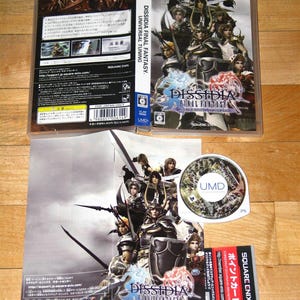 Könnte beinhalten: Ein PSP-Spielcase für Dissidia Final Fantasy, Universal Tuning. Das Case ist geöffnet und zeigt das Cover des Spiels mit mehreren Charakteren. Enthält eine UMD-Disc, ein Booklet und eine rote Square Enix-Karte.