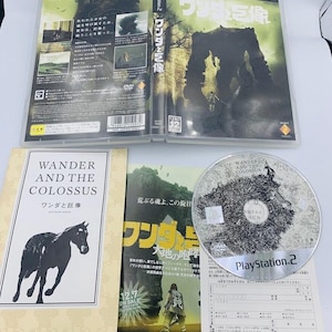 Può includere: Un set di videogiochi per PlayStation 2 di Wander and the Colossus, che include la custodia in plastica con copertina, un manuale software con un'illustrazione di cavallo, un inserto promozionale e il disco di gioco con grafica testurizzata.