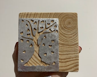 Quadretto in legno, lamina di alluminio intagliata a mano con albero e cuoricini