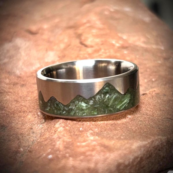 Ring aus grünem Jadeberg, Titan-Ehering mit Bergmotiv, Natursteineinlage, handgefertigt in Kanada