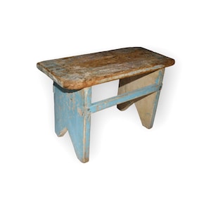 Vintage-Holzhocker, schäbiger blauer Melkhocker aus Holz, Blumentopfständer, alter Fußhocker, Retro-Bauernhausmöbel