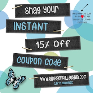 Pode incluir: Um gr&aacute;fico com etiquetas texturizadas pretas com texto branco que diz "snag your INSTANT 15% Off coupon code" e uma borboleta azul. O texto "www.SimpsonHilldesign.com (link in description)" tamb&eacute;m est&aacute; inclu&iacute;do. O fundo &eacute; de cor azul claro e verde.