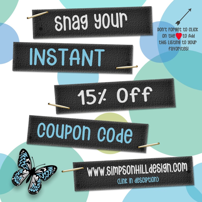 Pode incluir: Um gr&aacute;fico com etiquetas texturizadas pretas com texto branco que diz "snag your INSTANT 15% Off coupon code" e uma borboleta azul. O texto "www.SimpsonHilldesign.com (link in description)" tamb&eacute;m est&aacute; inclu&iacute;do. O fundo &eacute; de cor azul claro e verde.