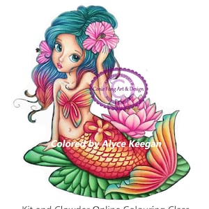 Puede incluir: Una ilustración colorida de una sirena con una flor rosa en el pelo, sentada en un nenúfar verde. La sirena tiene una cola roja y naranja con escamas. La ilustración se titula "Colored by Alyce Keegan" y "Kit and Clowder Online Colouring Class".