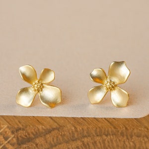 FLOWER EARRINGS, Gardenia Earrings, Floral Earring,Gold Flower Studs,Gardenia Flower Jewelry, Wedding Earrings,Gift for Mom