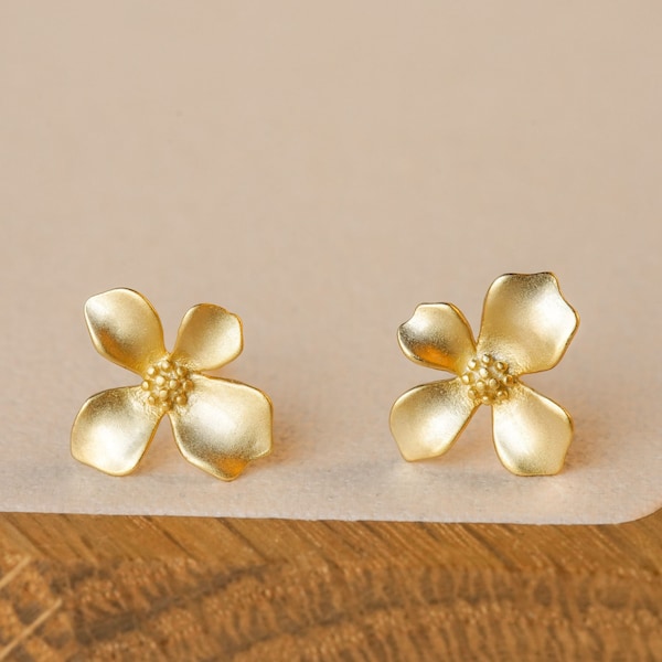 FLOWER EARRINGS, Gardenia Earrings, Floral Earring,Gold Flower Studs,Gardenia Flower Jewelry, Wedding Earrings,Gift for Mom