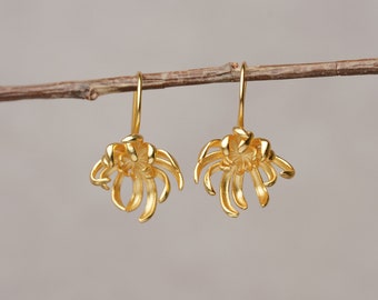 Golden Chrysanthemum Earrings - Radiate with Nature's Elegance，Dainty Chrysanthemum Dangle Earrings for Her