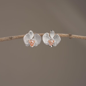 Örhängen med orkidépärlor – Handgjorda örhängen i 925 silver med blommor och sötvattenspärlor, fina orkidésmycken, romantisk present till henne