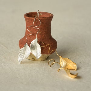 Brincos pendentes em formato de folha, brincos botânicos, brincos de folha dourada, brincos boho para noivas em prata de lei, joias botânicas, presente para a mãe