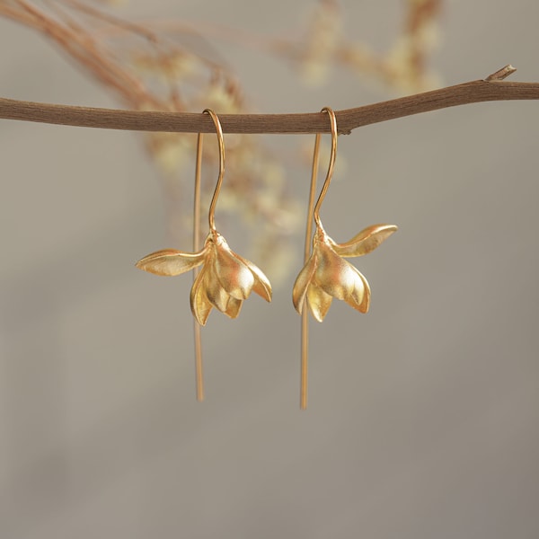 Boucles d'oreilles magnolia dorées | Pendants d'oreilles fleur en argent