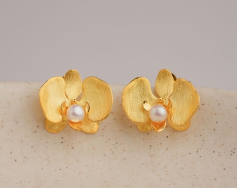Orchid Pearl Stud Earrings – Handmade 925 Silver Floral Earrings with Freshwater Pearls, Delicate Orchid Jewelry, Romantic Gift for Her