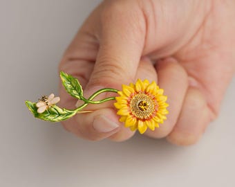 Vintage Style Sunflower Brooch with Bee, Hand Painted Enamel Lapel Pin, Gold Flower Badge, Unique Teacher Gift, Fall Coat Accessory