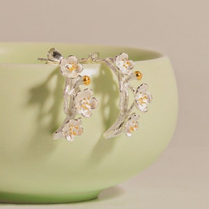 フラワーイヤリング、梅の花ジュエリー、梅の花の冬の花のイヤリングスターリングシルバー、お母さんへのエレガントなスタッドギフト