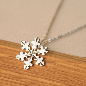SNOWFLAKE NECKLACE, Silver Snow Charm, Sterling Silver Snow Flake Pendant,Snow Necklace Perfect for Nature Lovers, Necklace Gift for Mom