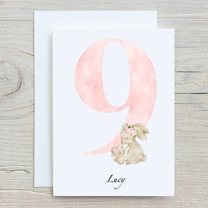 Carte personnalisée de 9ème anniversaire de couronne de fleur mignonne de lapin.