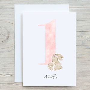 Carte personnalisée de lapin mignon de couronne de fleur 1ère carte d’anniversaire.