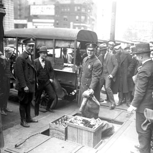 Polizei Destroying Booze PROHIBITION Vintage Fotografie schwarz weiß DRUCKBAR Digital Download Historisches 1923 Foto.