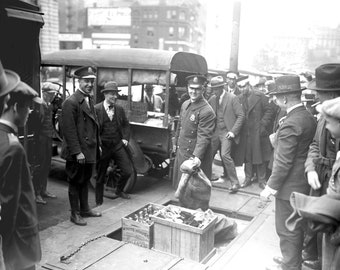 Photo d'interdiction : police en train de détruire de l'alcool, impression d'époque 1923 (téléchargement numérique)