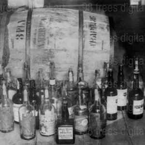 Liquor Raid PROHIBITION AGENT Konfiskat Flaschen illegaler Booze Fotografie, Schwarz Weiß druckbares Foto Digital Download History of USA