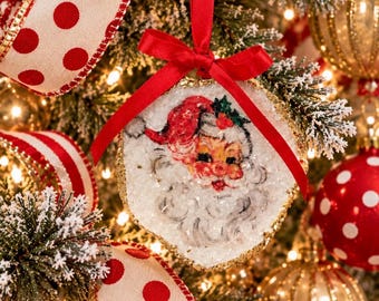 Adorno navideño vintage de Papá Noel sobre una concha de ostra.