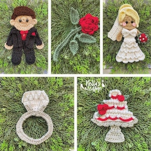 Puede incluir: Decoraciones de boda de ganchillo, que incluyen una novia y un novio, una rosa, un anillo y un pastel. Las decoraciones son todas blancas y crema con acentos rojos.