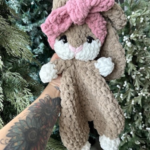 Peluche lapin chenille au crochet - Jouet amigurumi Nellas Cottage, nœud amovible