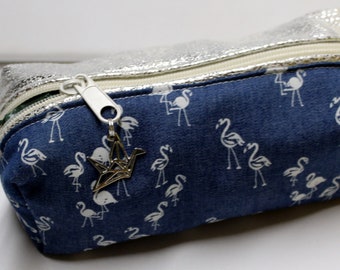 Trousse scolaire maquillage souple en similicuir vieilli argent  et motif flamant rose sur jeans. Livraison rapide.