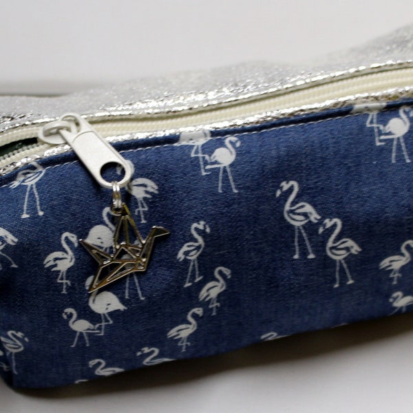 Trousse scolaire maquillage souple en similicuir vieilli argent  et motif flamant rose sur jeans. Livraison rapide.