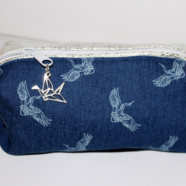 Trousse scolaire maquillage souple en similicuir vieilli argent  et motif grues ou  flamants rose sur jeans. Livraison rapide.