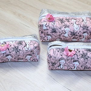 Trousse scolaire maquillage souple en similicuir vieilli argent  et motif demoiselle