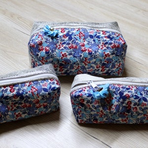 Trousse scolaire maquillage souple en similicuir vieilli argent  et motif fleurettes